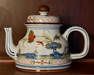 Item 109:  Garafano Italian Majolica Pottery Teapot: $40