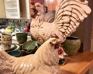 Vintage ceramic nesting hen. 