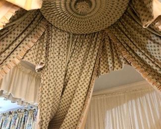 Custom frame to create a “Lit a’ la Polonaise” bed. This is just as spectacular as you would imagine! ♥️