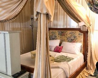 Custom frame to create a “Lit a’ la Polonaise” bed. This is just as spectacular as you would imagine! ♥️