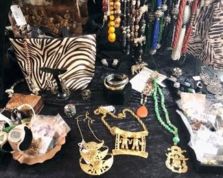 Cowhide handbag, matching accessories 