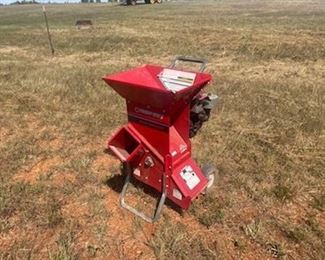 TORO CHIPPER/SHREDDER (LIKE NEW)