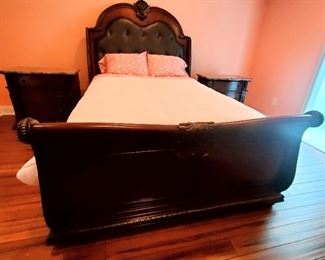 Fantastic queen bed with adjustable mattress.