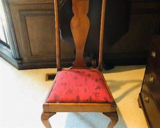 8 mahogany side chairs in the style of Queen Anne with plain front cabrioles
