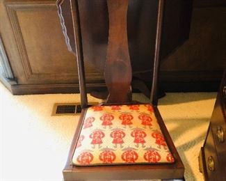 8 mahogany side chairs in the style of Queen Anne with plain front cabrioles