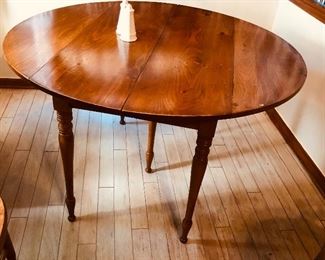 Pine drop leaf table (round) with 4 turned legs 
4 ft diameter 
25.5 inches with leaves down