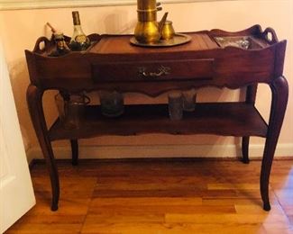 Dry sink with center drawer and cabriole legs