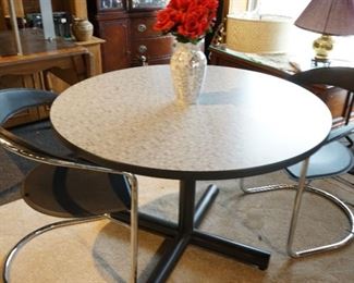 Round Table w/two  chairs