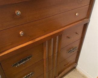 Mid Century modern chest with drawers - needs new pulls but in great condition 