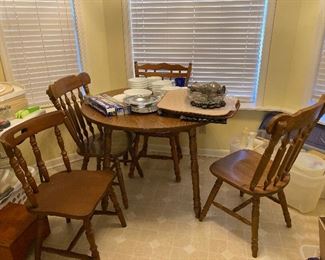 Dining room table with 4 chairs - Kitchen 