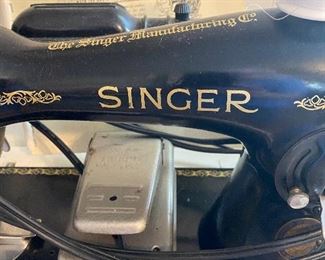 Singer Featherweight sewing machine 15-91 - portable with case & foot pedal 