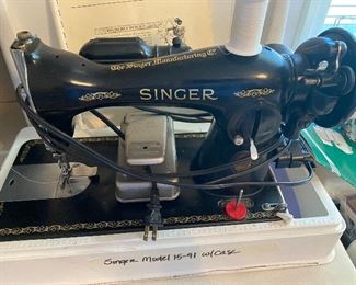 Singer Featherweight sewing machine 15-91 - portable with case & foot pedal 