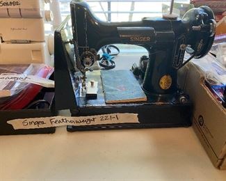 Singer Featherweight sewing machine 15-91 - portable with case & foot pedal 