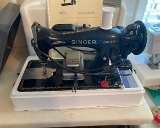 Singer electric sewing machine Model 15-91 original machine with case