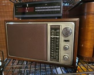 Vintage Realistic MTA-12 693 Tabletop AM/FM Radio