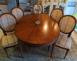Vintage pecan Henredon dining table, w/two leaves and original table pads, set/6 matching upholstered pecan chairs (four sides, pair of armchairs), all atop a serene hand-woven Turkish Oushak wool rug. 