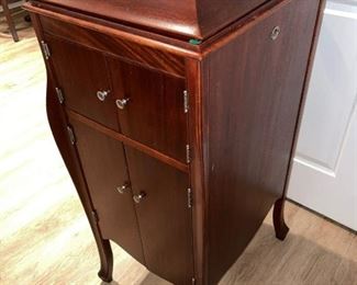 $100 - Vintage Victrola X Victor Talking Machine #36048E CG97-12                                                                                       Wooden Victrola with record player inside. Beautiful, sleek shape. Manufactured by Victor Talking Machine Co.

Crank is missing.

LOCAL PICK UP POTOMAC, MD. SHIPPING SUGGESTIONS AVAILABLE UPON REQUEST.