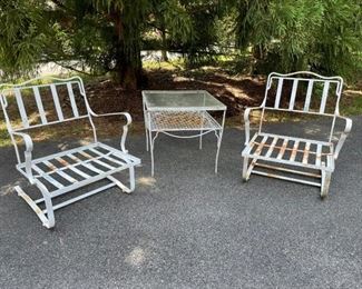 $100 - White Wrought Iron 3 piece Sectional Couch (2 chairs) and Table CG97-29                                                            Description: A lovely vintage set. The combination of 2 armchairs and a table can brighten a porch or patio. 

Condition: Rusty.  Will need to be refinished.

LOCAL PICK UP POTOMAC, MD. SHIPPING SUGGESTIONS AVAILABLE UPON REQUEST.