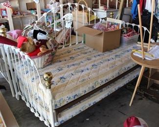 iron daybed with trundle