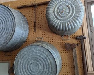 Vintage galvanized number #3 tubs be still my heart. Right antique tools with handles intact.
