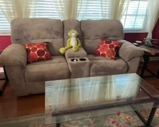 Reclining sofa with console 
