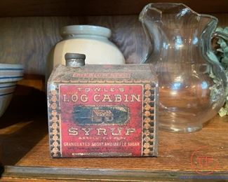 1914 Towle's Log Cabin Syrup Tin
