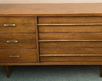 Vintage Bassett Bedroom  Dresser x 2, and Vanity 