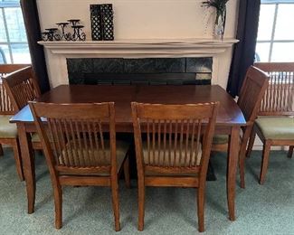 Bassett Dining Room Table w Leaf, 2 Captains Chairs and 6 Side Chairs