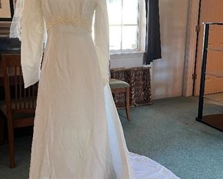1960 Wedding Gown w Detachable Train and Veil