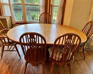 Kitchn Table with 5 chairs and 1 leaf