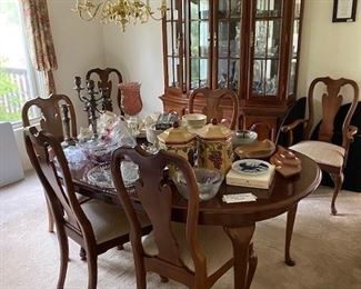 Dining Room Table, 6 Chairs, Pads, Leaves