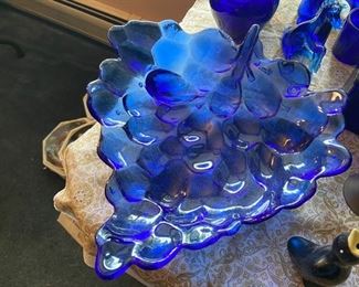 Grape plate in cobalt