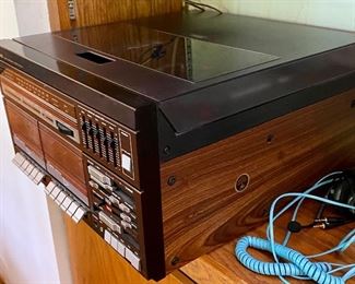 Vintage Fisher MC-713 Audio Component System with 2 Speakers.  Record Turntable, AM/FM Stereo Radio and Dual Cassette.  Works Great!