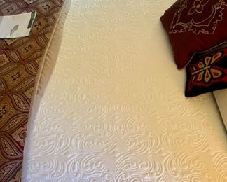 Queen MacyBed Lux Foam Mattress by Kingsdown and Leggett & Platt Adjustable Bed with Remote Control. Like New Condition. 