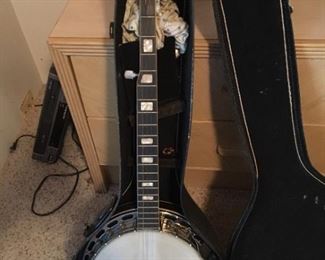 Cameo 5 string banjo w/ hard shell case