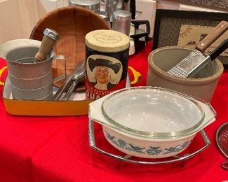 Nice old Pyrex / Lid