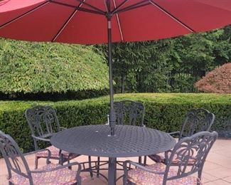 Outdoor Set Wrought Iron Table with 4 Chairs and umbrella $250