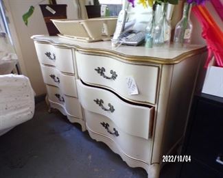dresser w/mirror