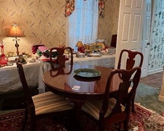 Nice Dining room table with two leafs and six chairs…