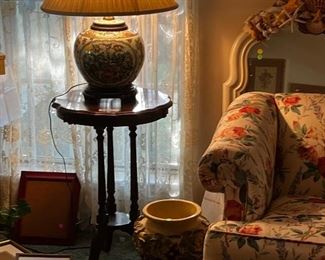 Pretty table and gorgeous lamps