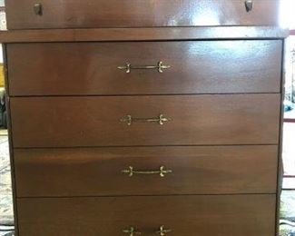 BASSETT MID CENTURY CHEST / DRESSER. DOUBLE FRONT TOP DRAWER AND CENTER 2 DRAWER FRONTS ON BOTTOM