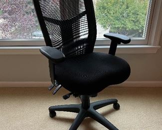 Executive ergonomic adjusting rolling office chair
