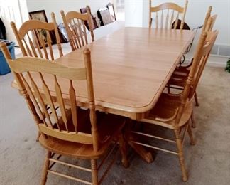 Oak dining table with 6 chairs. 2 leaves. Great for family gatherings!