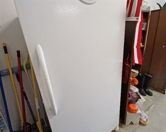 Upright freezer 