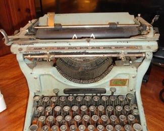 Vintage Underwood Typewriter (around 1920's)