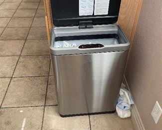 Trash can, does not automatically open