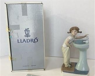 Lladro Clean Up Time Figurine 