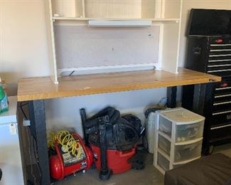 Industrial workbench includes top portion