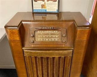 01 Philco Radio With Turntable in Base