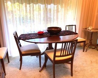 MAHOGANY  DINING SET WITH THREE LEAVES AND SIX DINING CHAIRS.